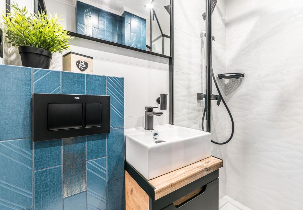 Hexagon Apartment *